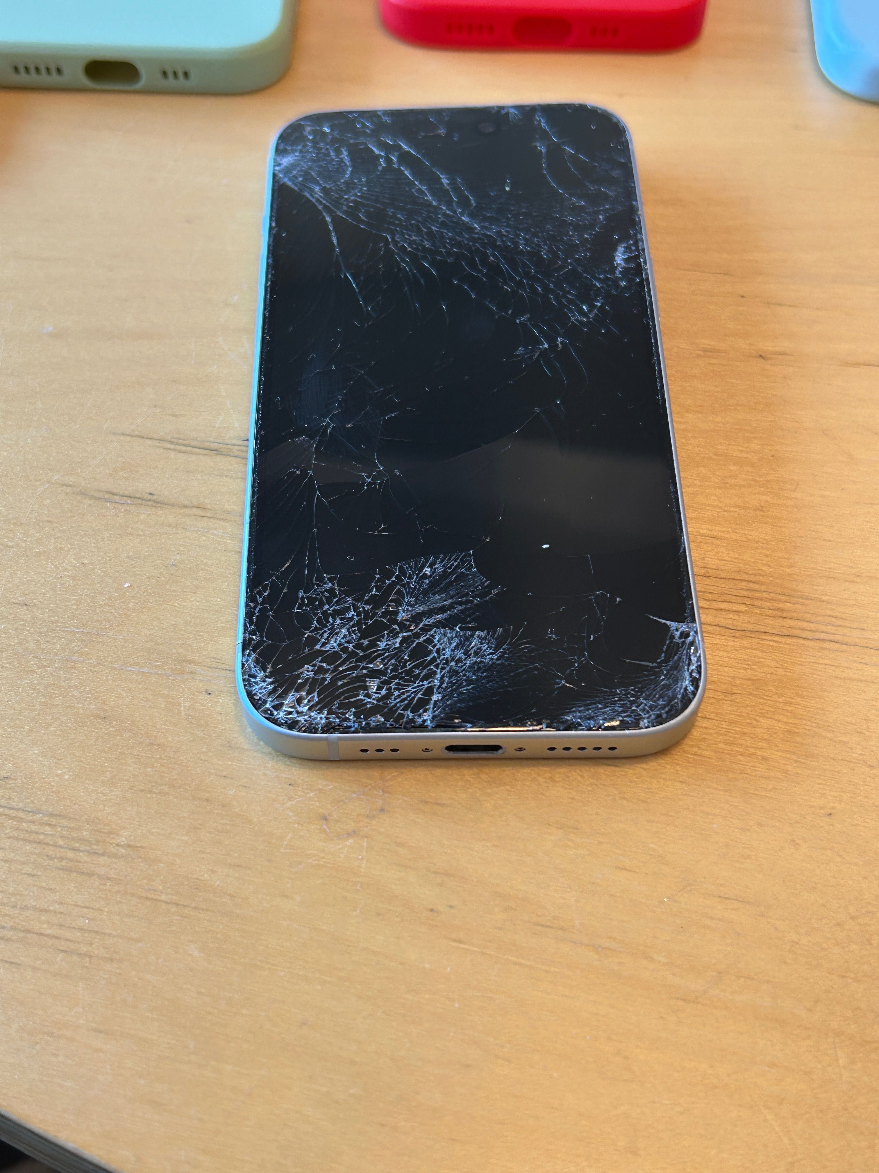 iPhone 15 128MB със счупен дисплей