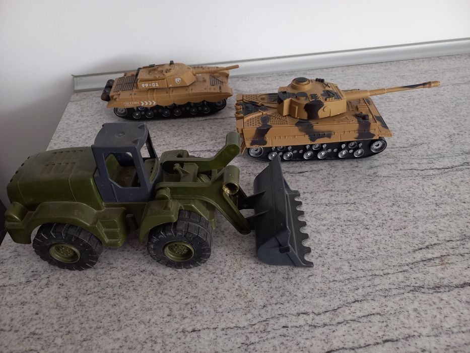 Colectie 2 tancuri+tractor marca Noriel, cu actionare lumini si sunet