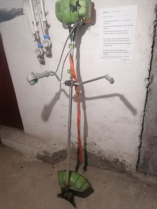 Vând motocoasa profesională