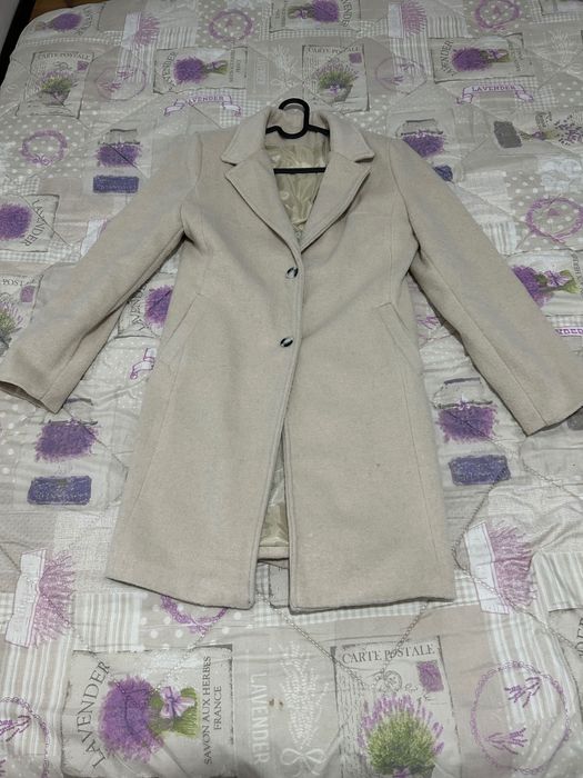 Palton alb aproape nou