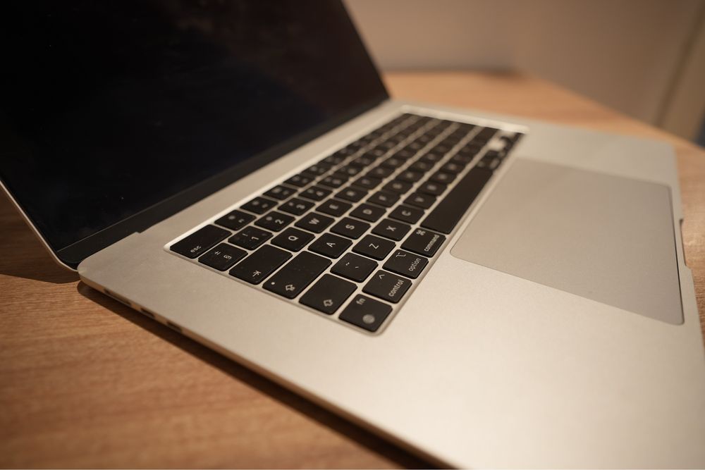 MacBook Air 15 M3 (2024) • 16 GB RAM • 256 GB SSD • ca nou