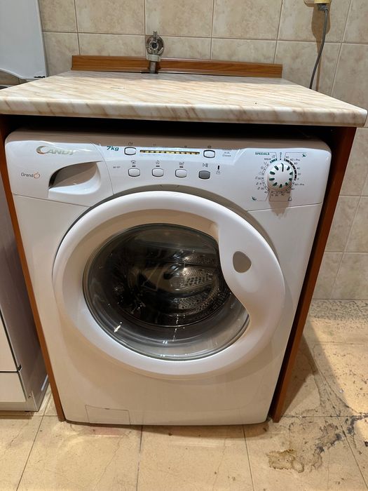 Кухня от масив с включени електроуреди /обзавеждане за кухня/