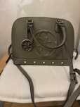 Като нова!!! Много запазена чанта Guess