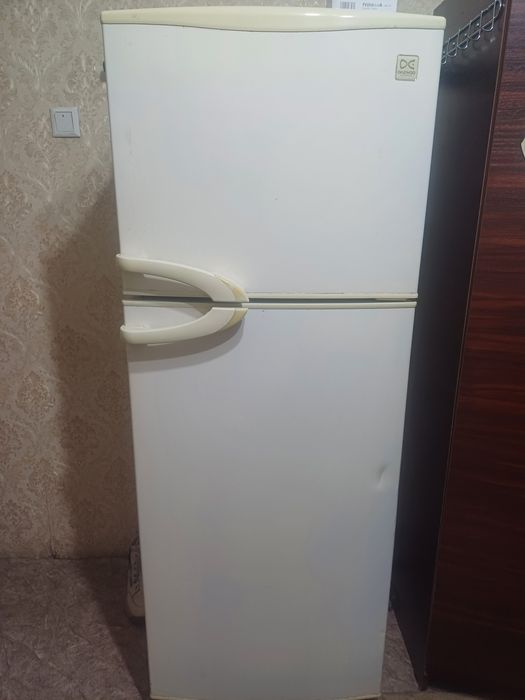 Холодильник  в отличном состоянии, морозильник все работает