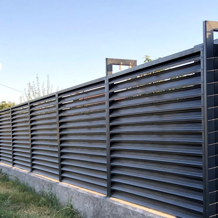 garduri tip jaluzea șipcă metalică si porti din fer forjat