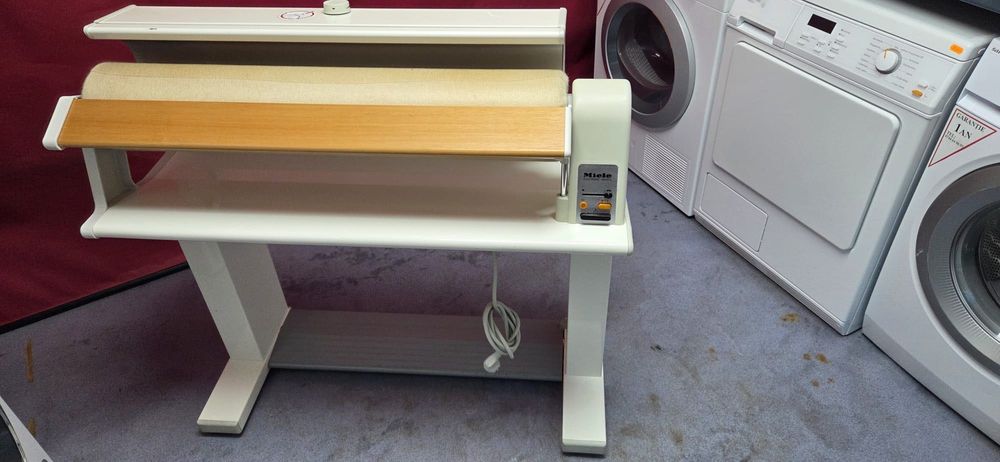 Vând Calandru  marca Miele