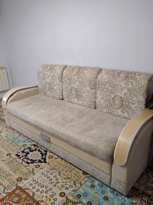 Отдам диван в зале