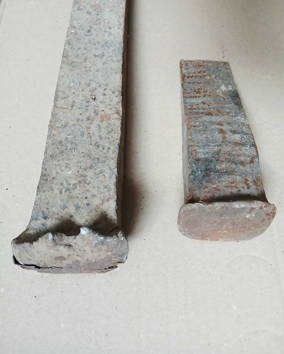 Големи железни клинове и стар сатър