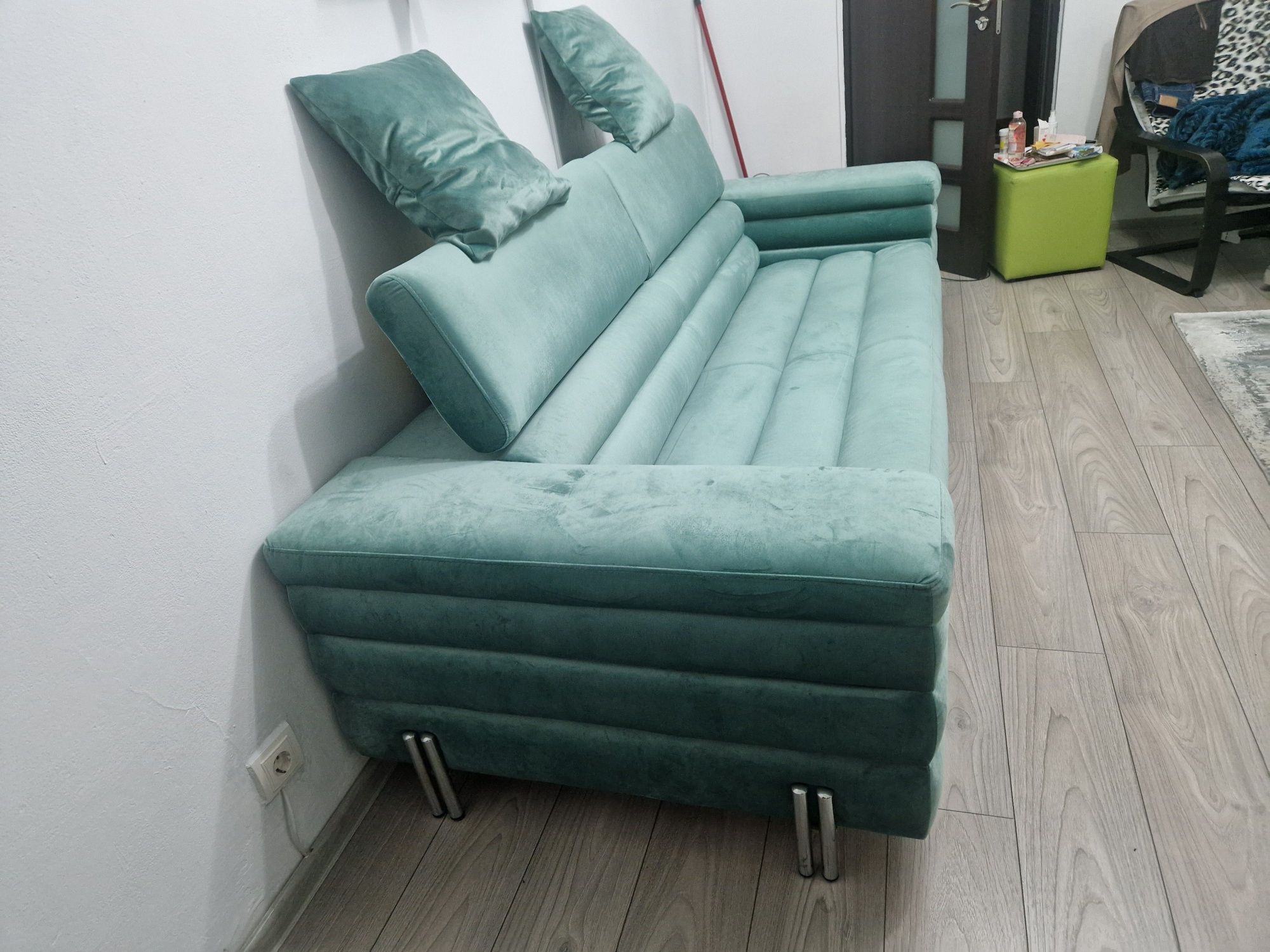 Canapea 4 locuri ptr  living și dormitor