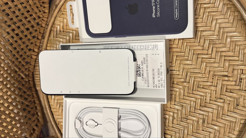 Нов iPhone 17 Pro 256Gb deep blue !!! Подарък Apple Sillicone case