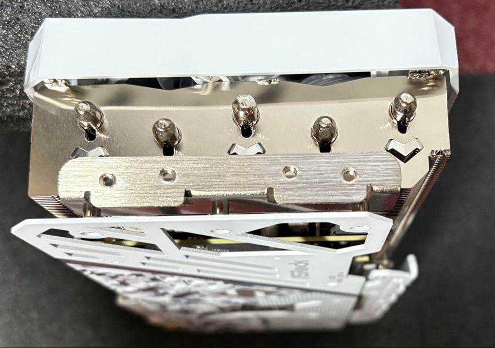 Чисто НОВА ASRock RX 7700 XT 12GB OC White - с 36м. гаранция