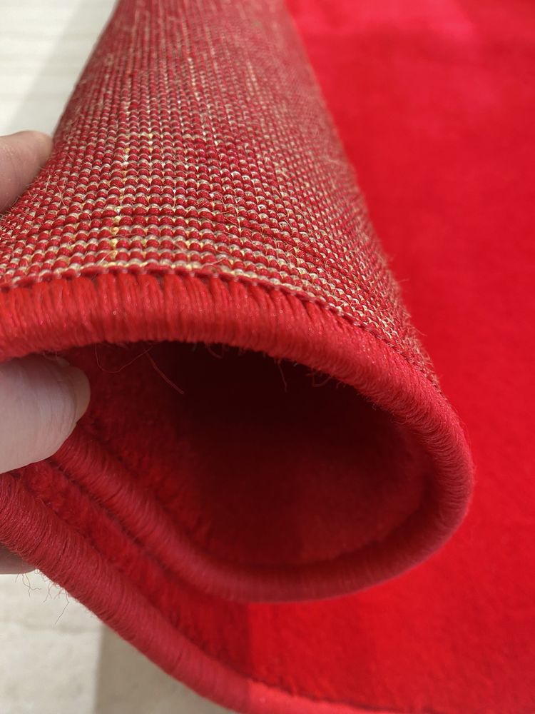 Красная ковровая дорожка (ковер в рулоне)