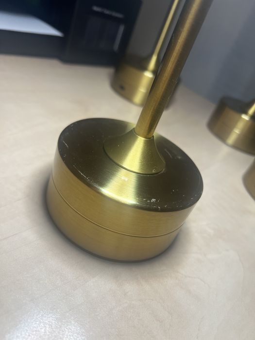 Стилна безжична лампа в златист цвят