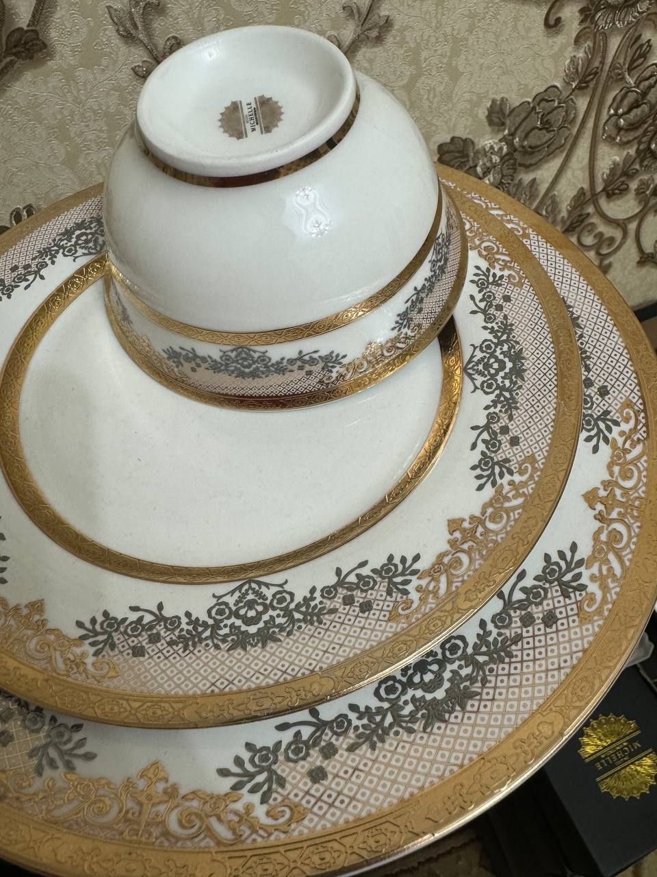 Chinni idishlar sotiladi