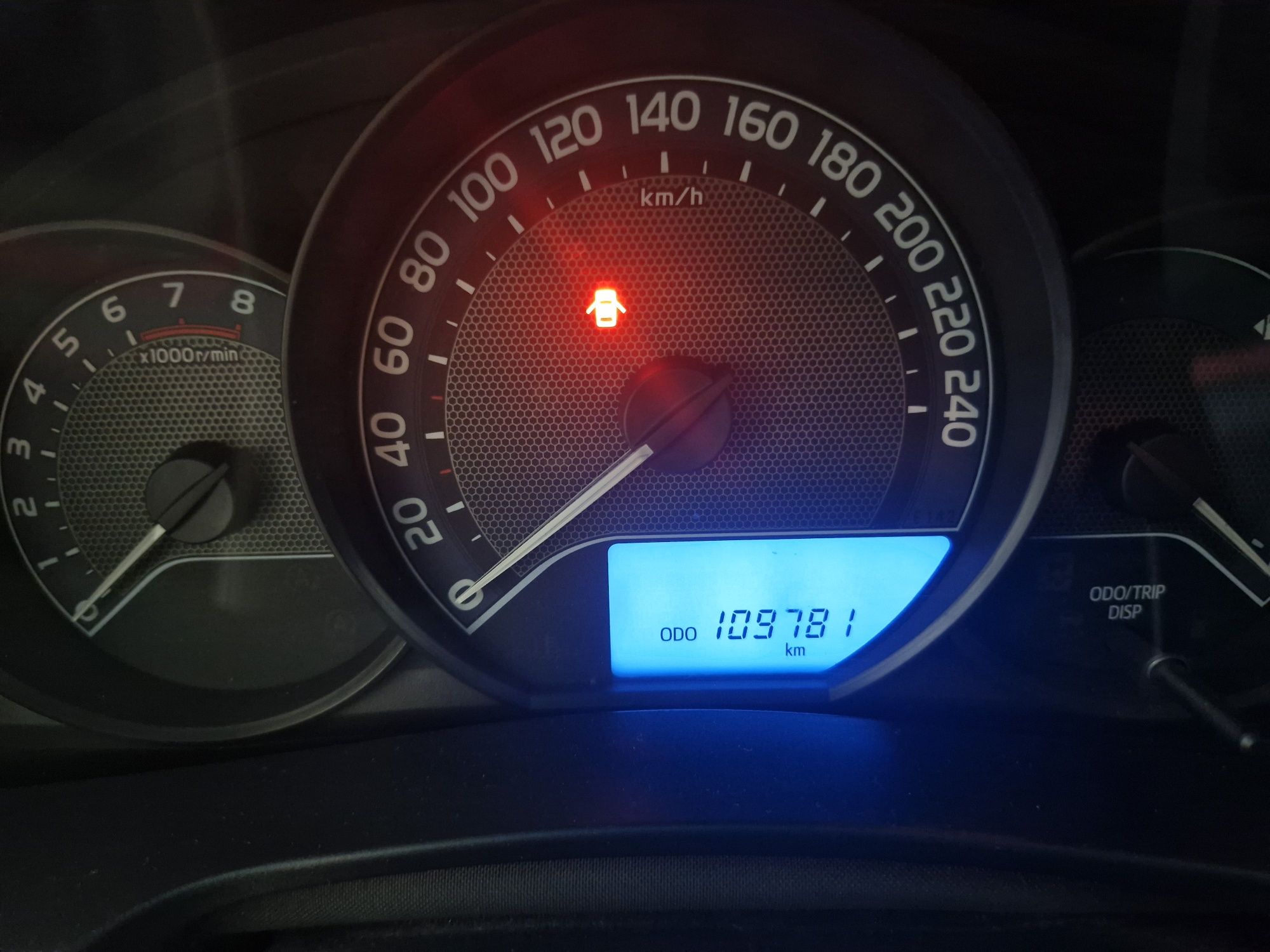 Продам свою TOYOTA COROLLA 2015 года выпуска