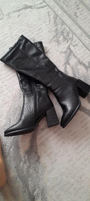 Продам черные кожанные сапоги.