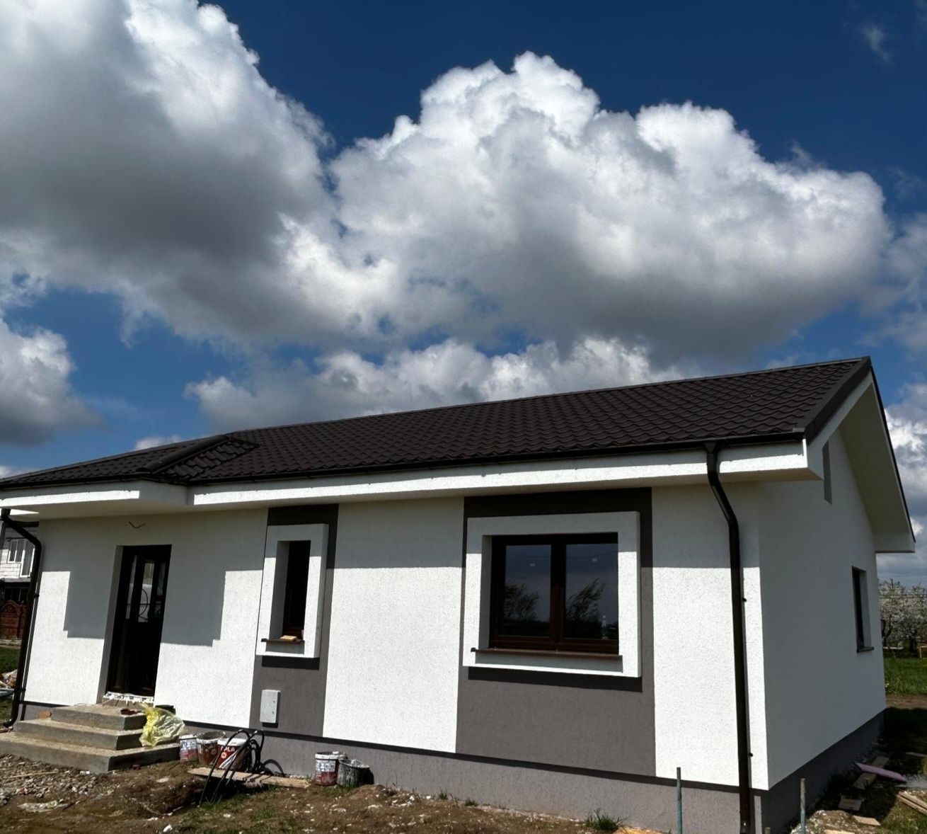 Case modulare pe structură metalică rezistentă și invelite cu panou sa