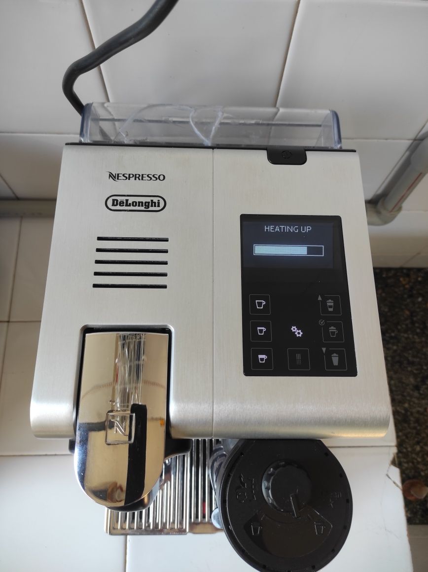 Кафемашина с капсули Delonghi Делонги Nespresso Lattissima Pro