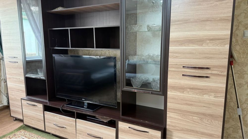 Шкаф для зала. Ағаштан жасалған. Бежовый қоңыр аралас цвет.