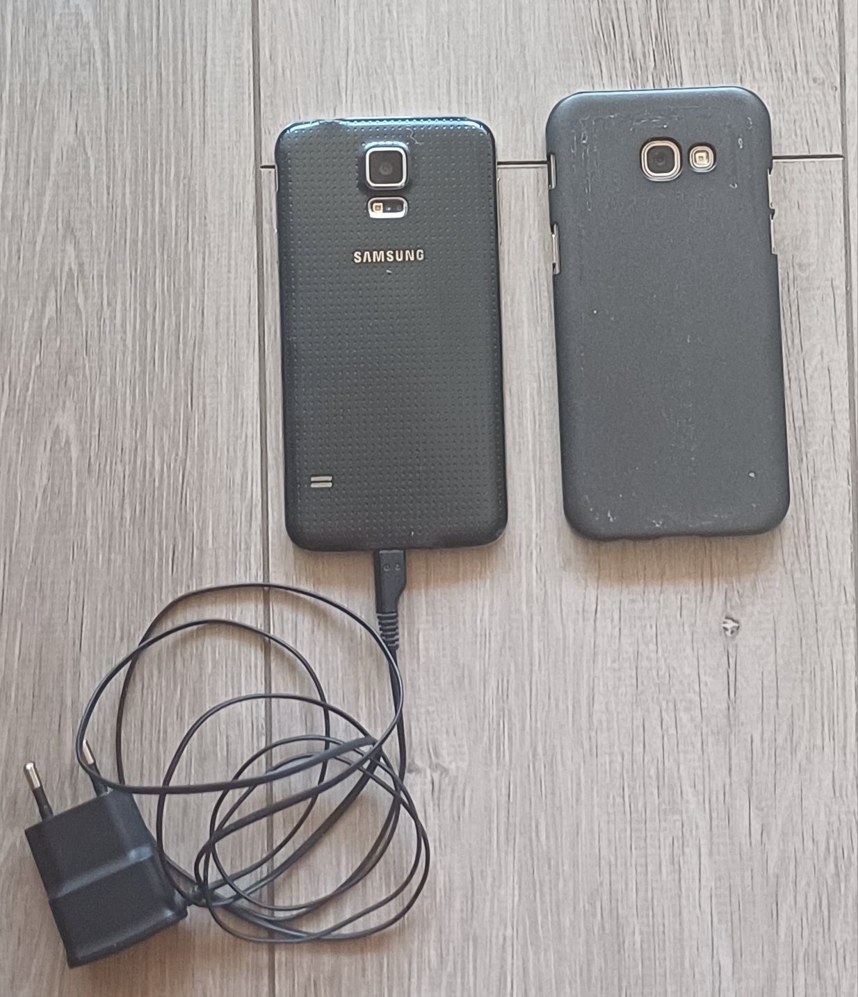 Продавам два работещи телефона,единия е със зарядно 
SAMSUNG  GALAXY S