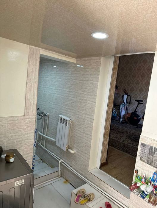 Зангиота зиёратгохи яқинида 4,5 сотихли, 6 хонали ховли сотилади.