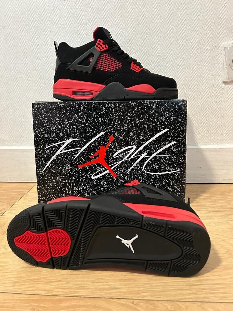 Adidasi Jordan 4 Retro Red Thunder 
Adidasi