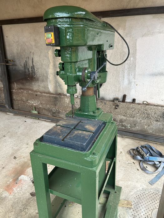 Masina de gaurit cu coloana