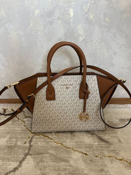 Строго оригинальная сумка от Michael Kors