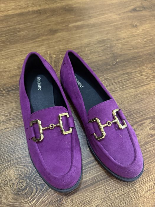 pantofi violet.