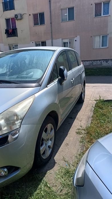 Masina Peugeot 5008