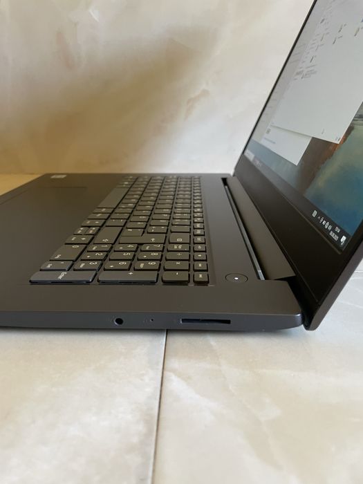 Lenovo V17 i5 10. Gen 512gb SSD 17"