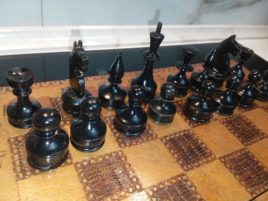 Шах с дървени фигури