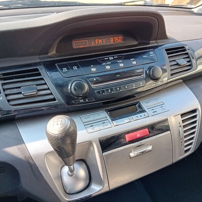 Продавам лек автомобил Honda FRV