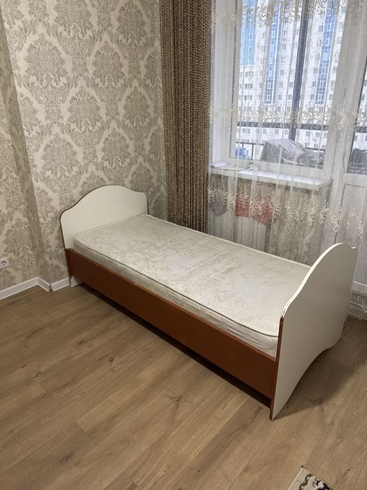 Продам две кровати с матрасами (80×190 см каждая)