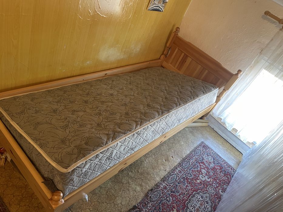 Дървено легло с матрак Ново