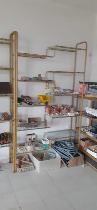 Магазинско оборудване -в добро състояние.