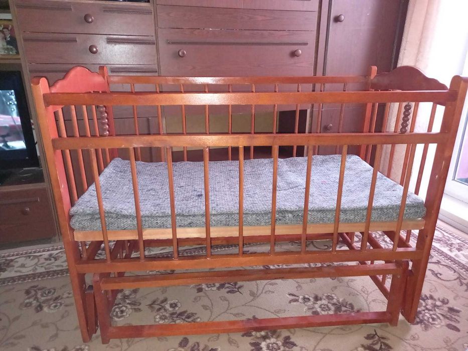Продам детскую кроватку с маятником и ортопедическим матрасом