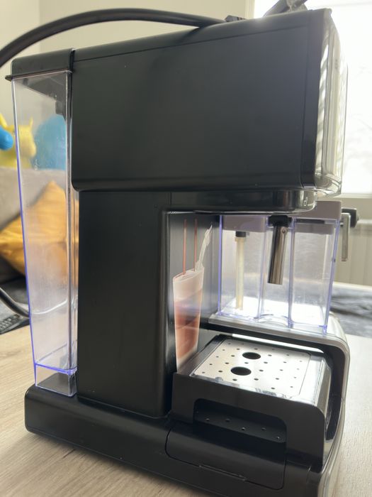 Кафе машина за еспресо, лате и капучино