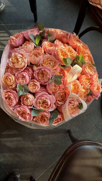 Огромный букет пионовидных роз