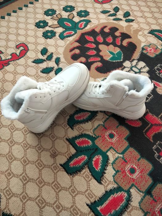 Продам зимние кроссовки