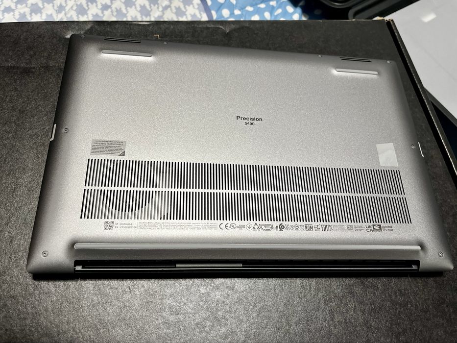 VAND Dell Precision 5490 – Ultra 7 165H / RTX 2000 Ada / SSD 1 TB Nou