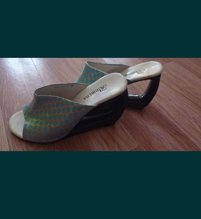 Продам босоножки