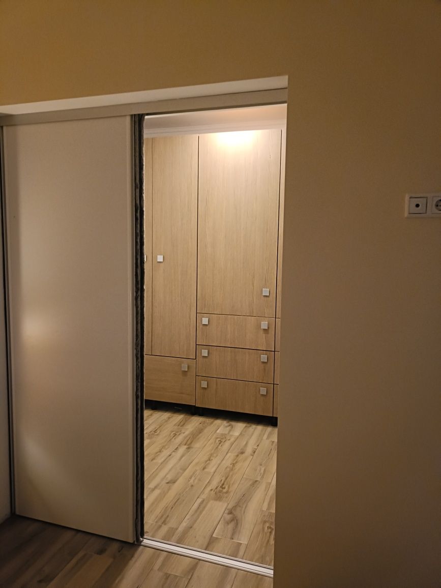 Închiriez apartament la curte