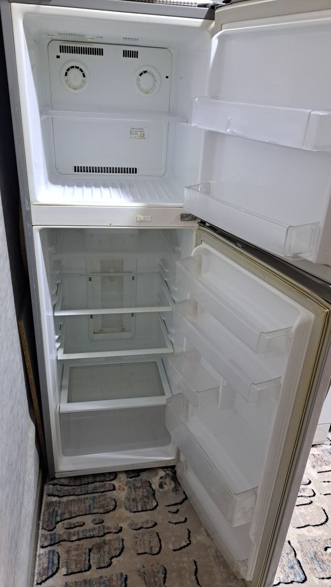 Холоделник продаю срочно