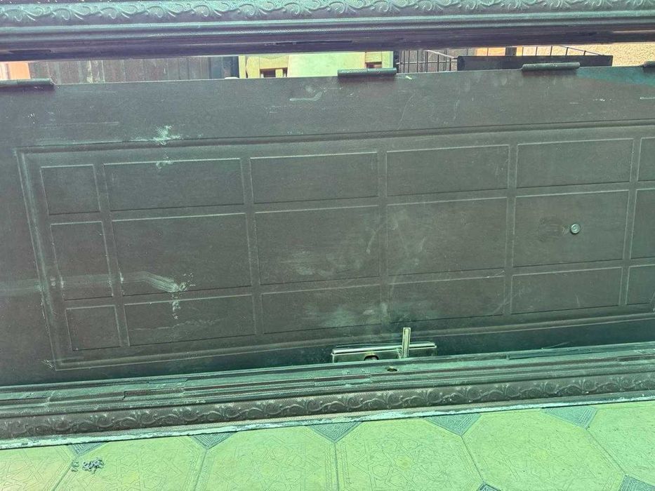 Входная дверь с косяком, без торга.