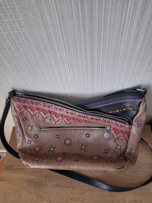 Desigual дамска чанта.