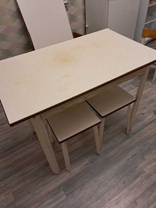 Кухонный стол, табуретки