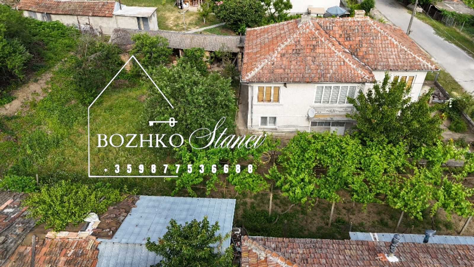 Продава се двуетажна къща