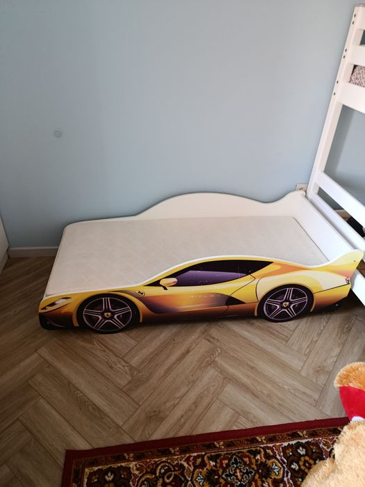 Детская кровать в форме автомашины