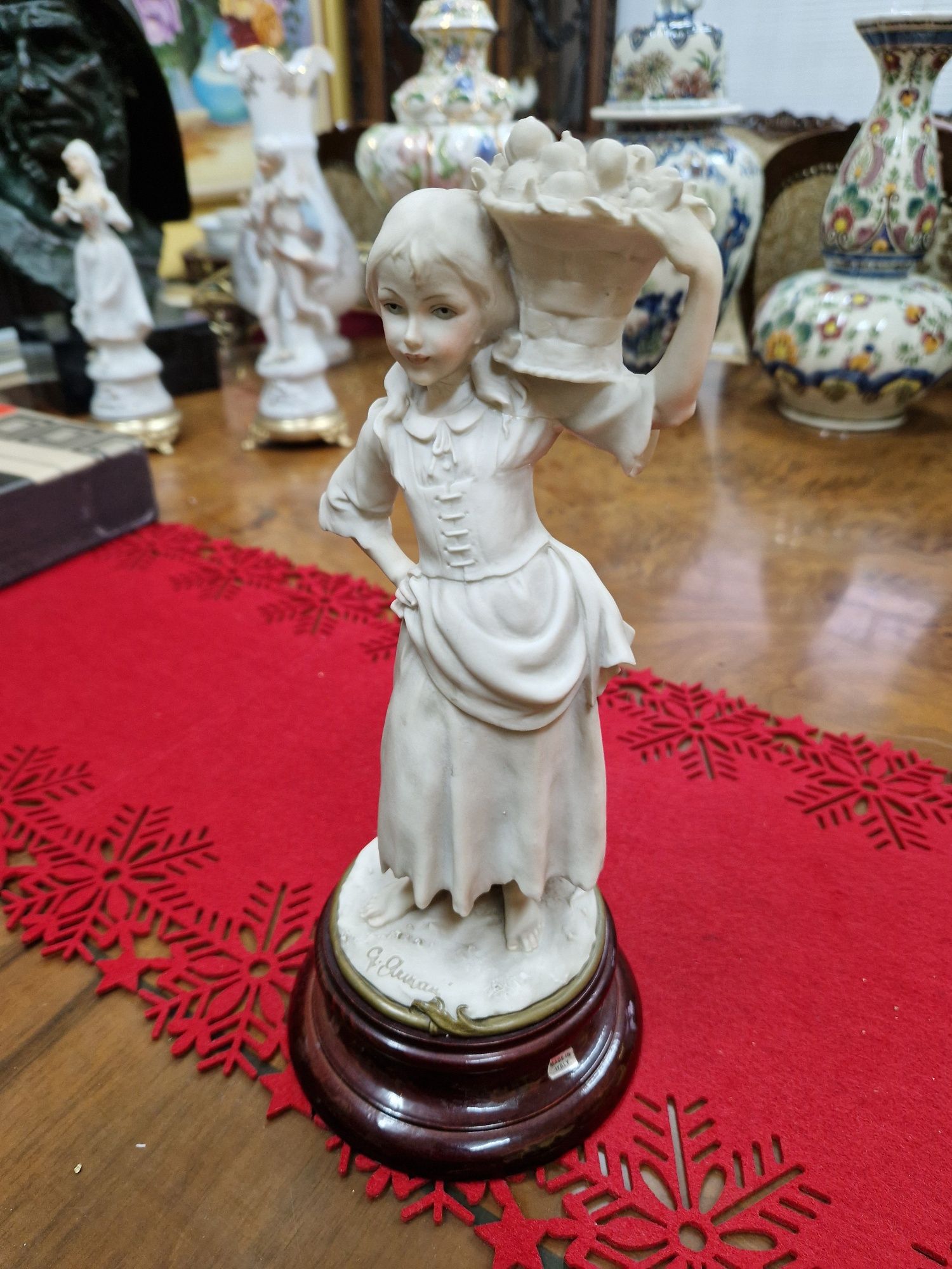 Чудесна антикварна италианска колекционерска фигура Capodimonte